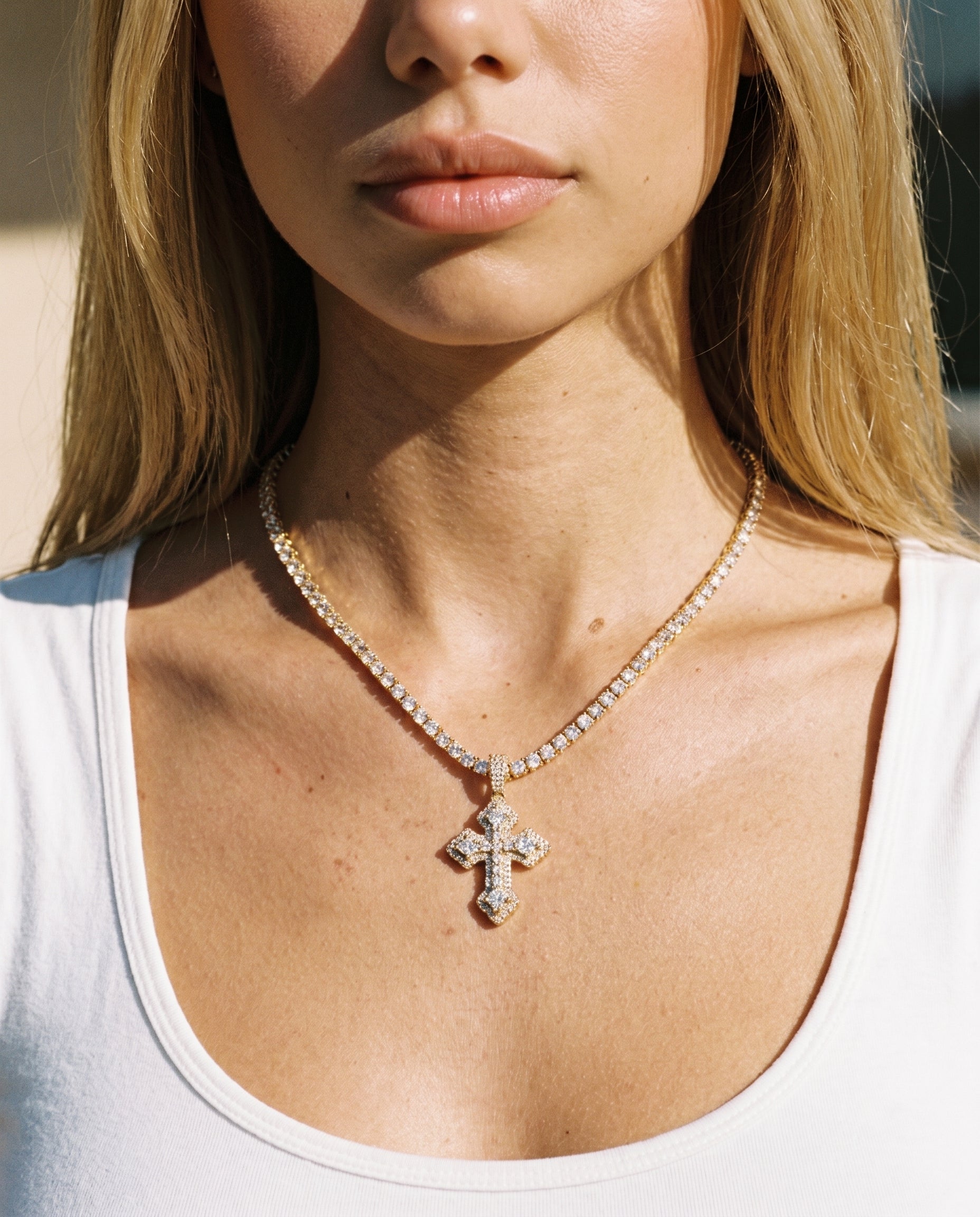 CLUSTERED MICRO CROSS PENDANT - 18K GOLD